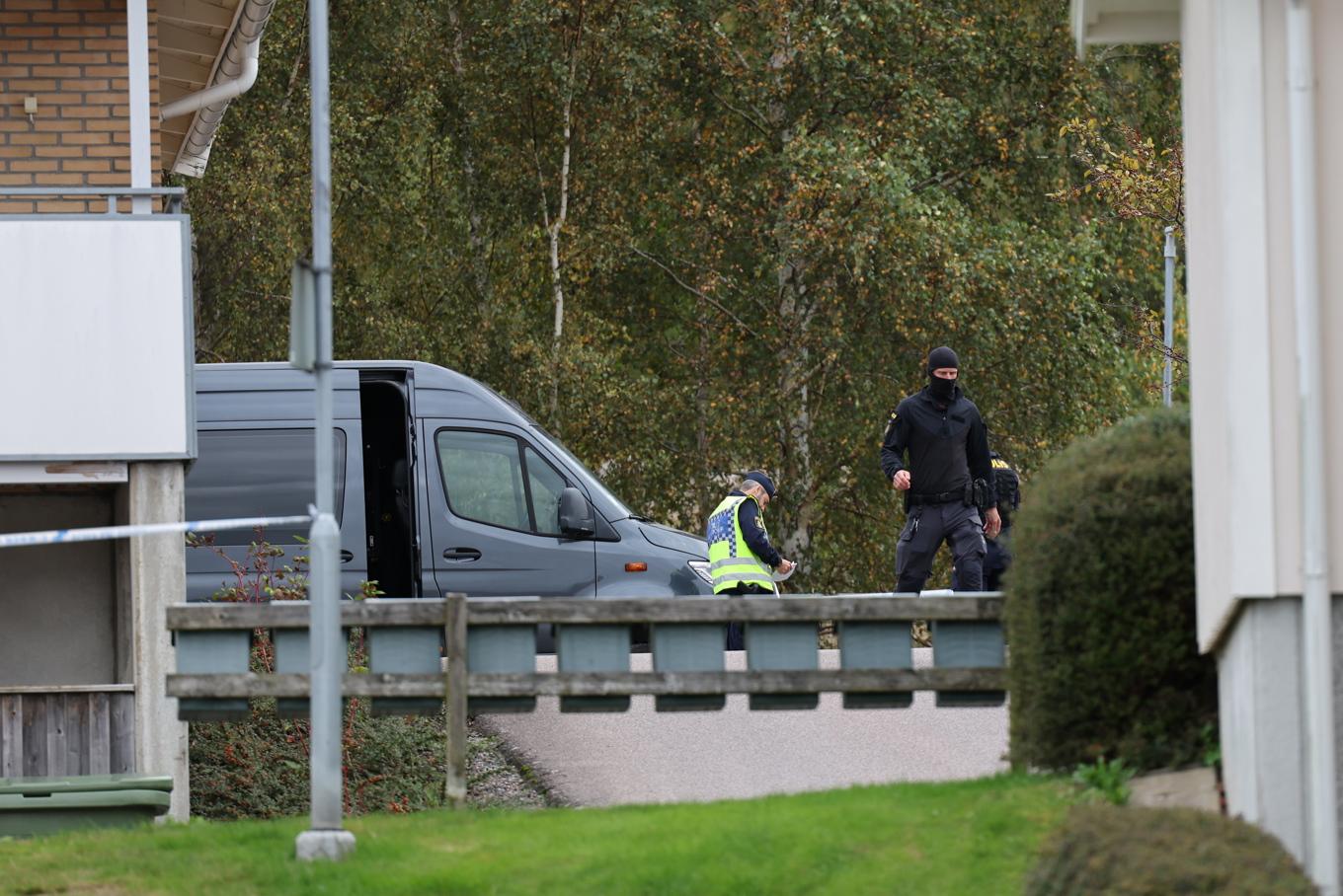 Polisen på plats där det misstänkta farliga föremålet hittades på måndagsförmiddagen. Foto: Björn Larsson Rosvall/TT
