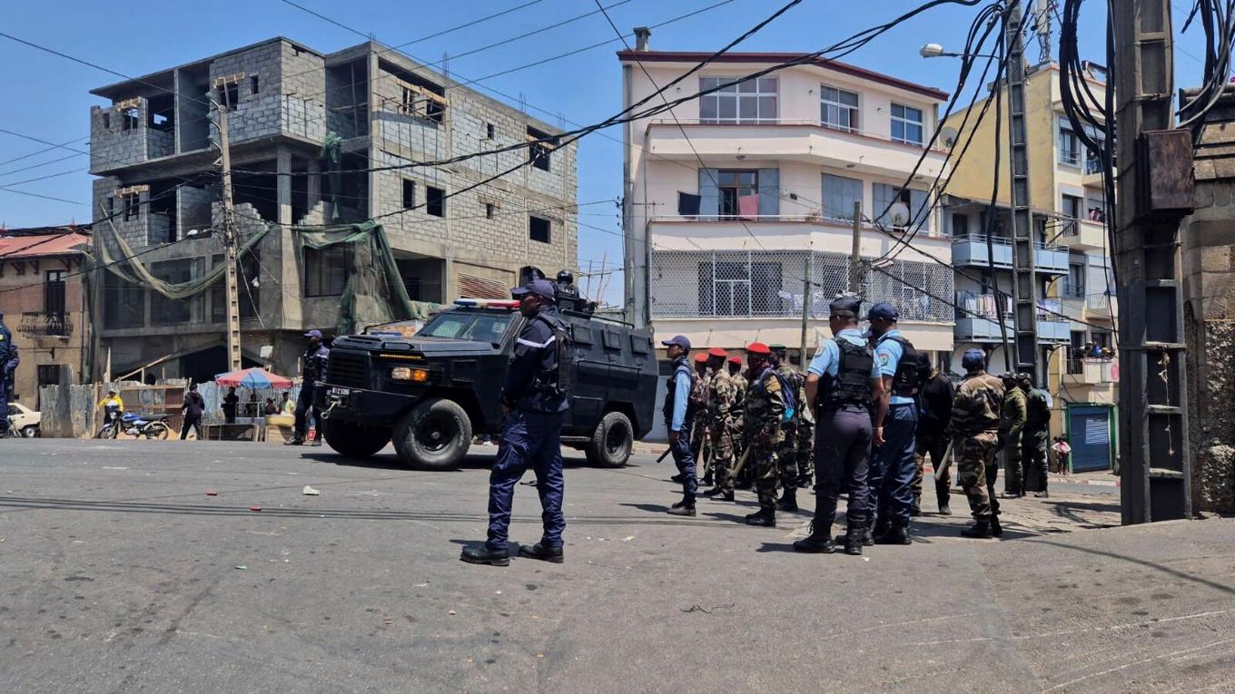 Säkerhetsstyrkor på plats i huvudstaden Antananarivo med anledning av protesterna. Bilden är tagen 25 september. Foto: Sarah Tetaud/AP/TT