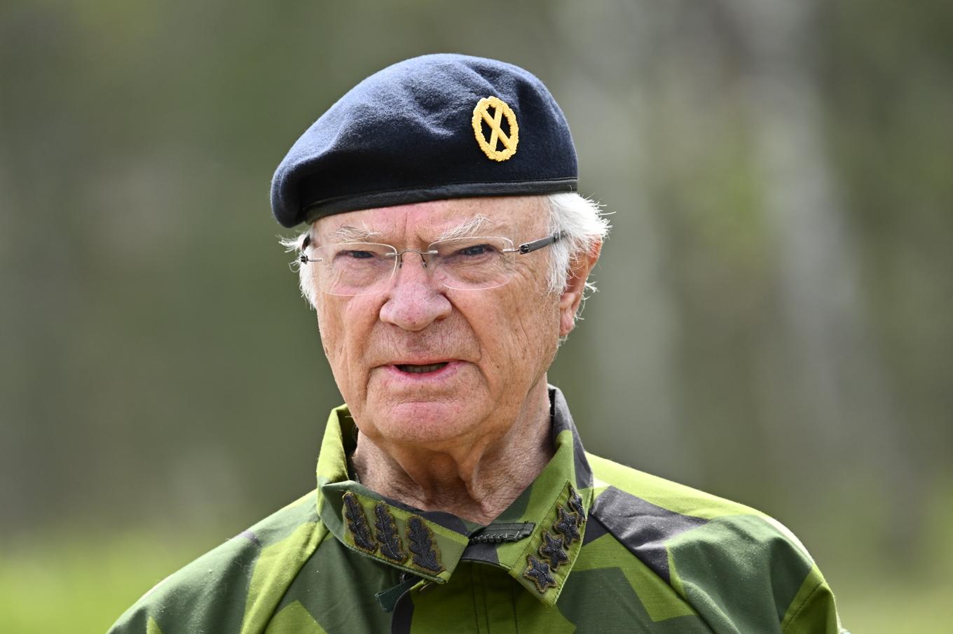 Kung Carl Gustaf under besök hos den svenska Natobataljonen på Camp Valdemar, på Ādaži-basen, utanför Riga i Lettland i våras. Arkivfoto. Foto: Anders Wiklund/TT