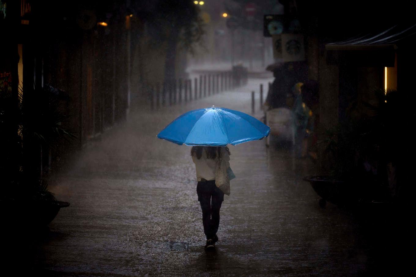 Blött i Barcelona. Bild från tidigare i september. Foto: Emilio Morenatti/AP/TT