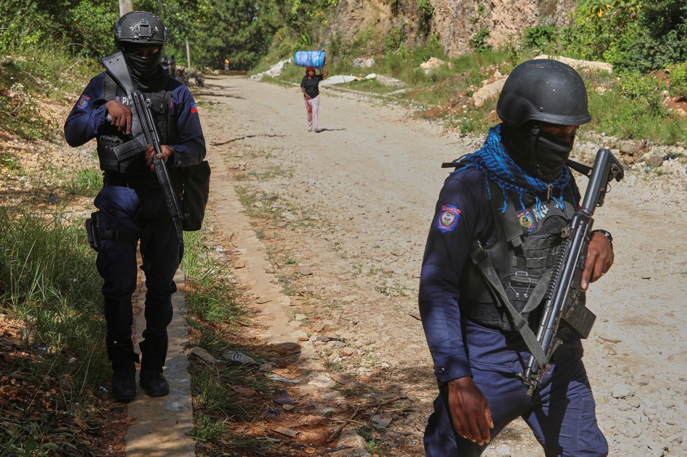 Poliser i Haiti patrullerar ett område utanför huvudstaden Port-au-Prince. Bilden är tagen 4 augusti. Foto: Odelyn Joseph/AP/TT