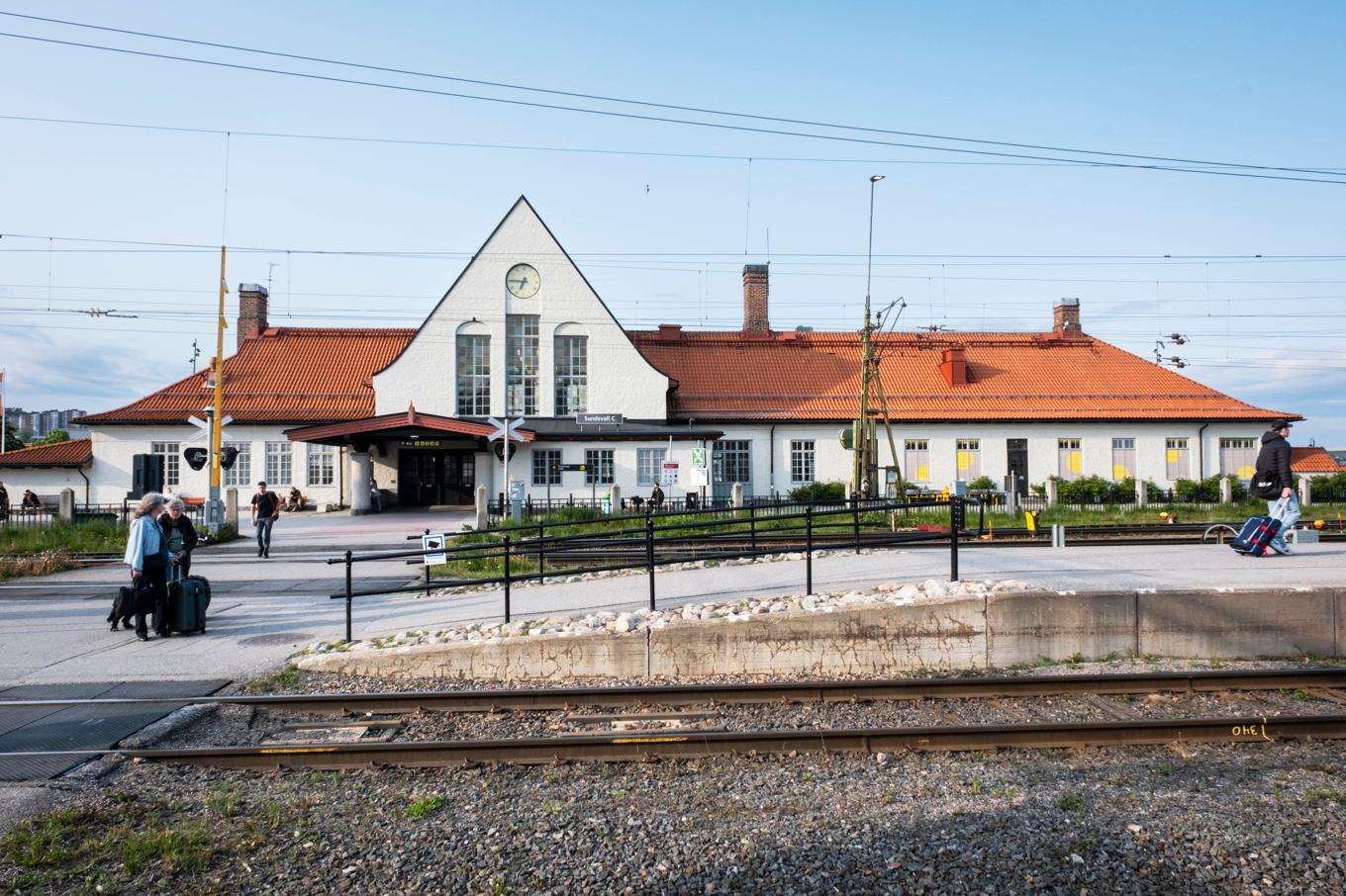 Tågresenärer vid järnvägsstationen i Sundsvall. Arkivbild. Foto: Helena Landstedt/TT