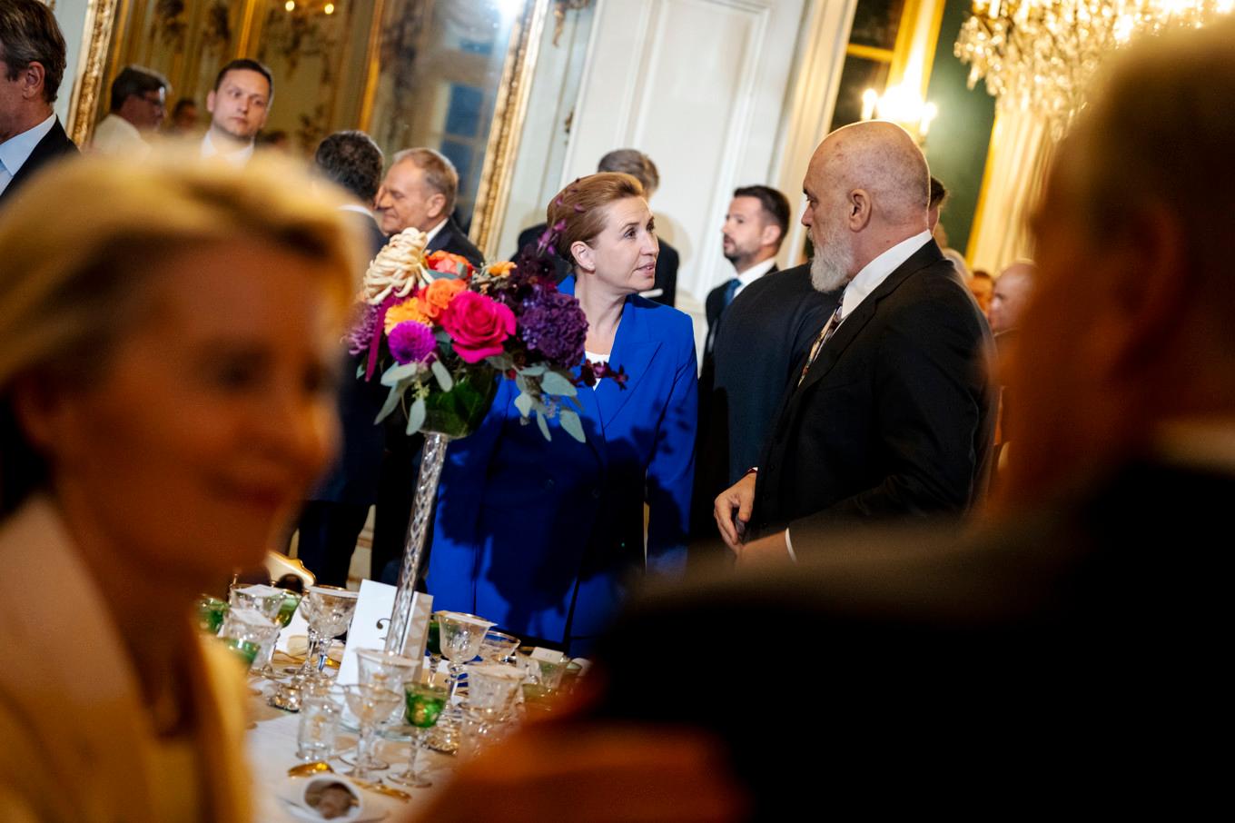 EU-kommissionens ordförande Ursula von der Leyen i förgrunden på en bild från middagen under EU-mötet. I bakgrunden pratar Danmarks statsminister Mette Frederiksen med Albaniens premiärminister Edi Rama. Foto: Mads Claus Rasmussen/Ritzau/TT