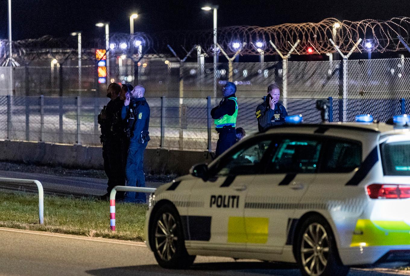 Dansk polis vid Köpenhamns flygplats efter förra veckans drönarlarm. Foto: Steven Knap/Ritzau Scanpix/AP/TT