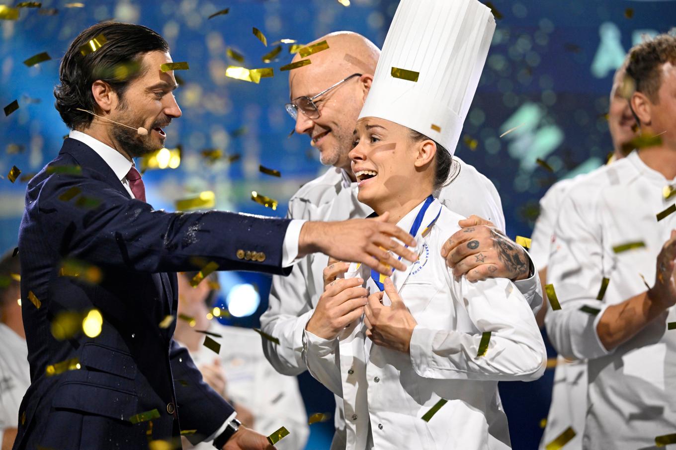 Vinnaren Ida Bauhn fick ta emot Gastronomiska Akademiens mejerimedalj i guld av prins Carl Philip, beskyddare av tävlingen Årets kock, samt en prischeck på 250 000 kronor. Foto: Fredrik Sandberg/TT