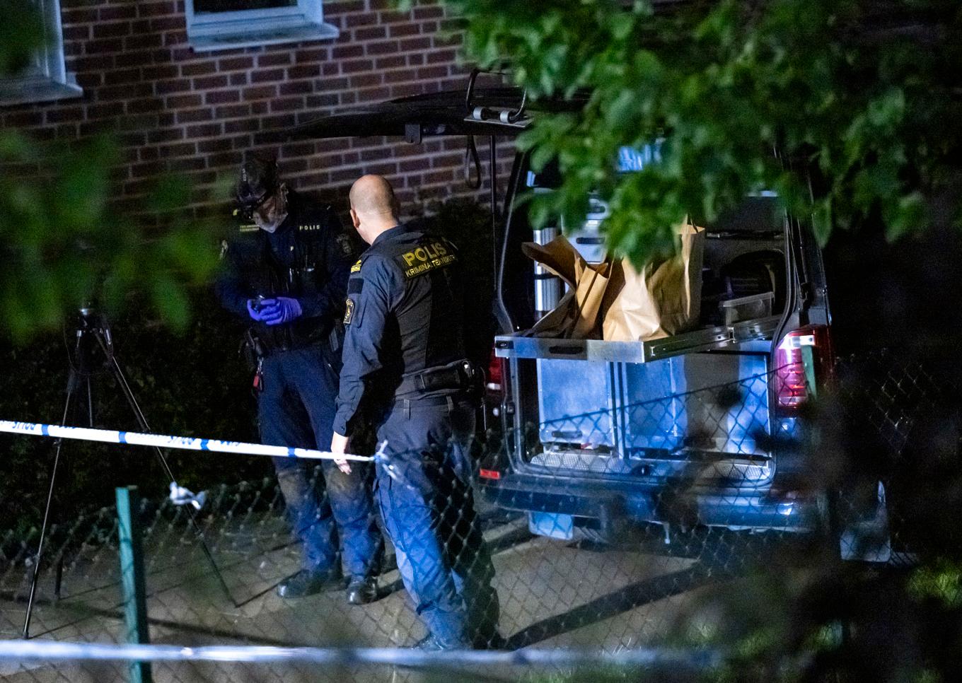 Kriminaltekniker på plats vid Stenkulaskolan i Malmö sedan en man hittats skadad. Under natten till torsdagen meddelade polisen att mannen avlidit av sina skador. Foto: Johan Nilsson / TT