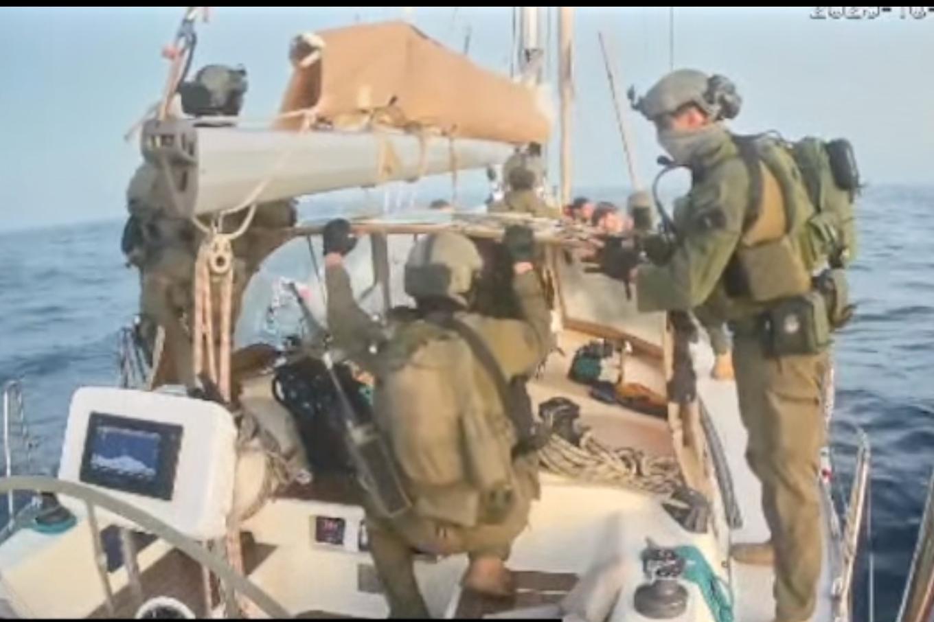 Israeliska soldater ombord ett av konvojens fartyg tidigt på torsdagen. Foto: Global Sumud Flotilla via AP/TT