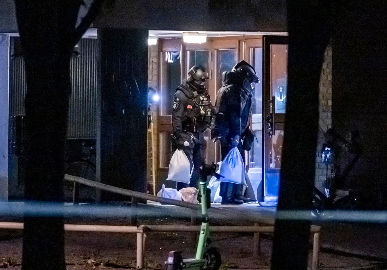 Polisens bombtekniker på plats för att oskadliggöra flera handgranater i Malmö i september. Foto: Johan Nilsson/TT