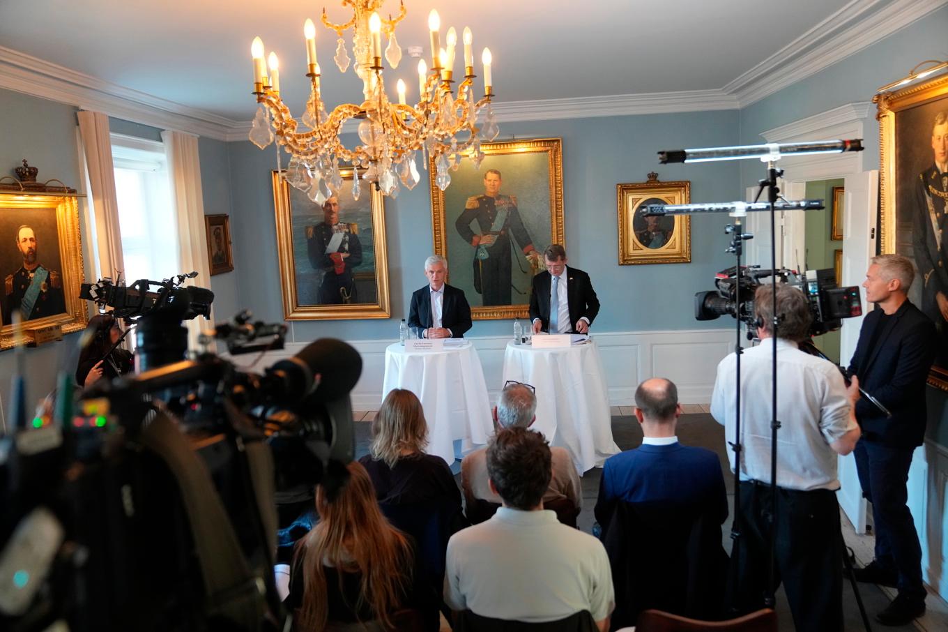 Danmarks försvarsminister Troels Lund Poulsen (V) och chefen för landets militära underrättelsetjänst FE, Thomas Ahrenkiel, vid pressträffen i Köpenhamn. Foto: Sebastian Elias Uth/Ritzau Scanpix/TT