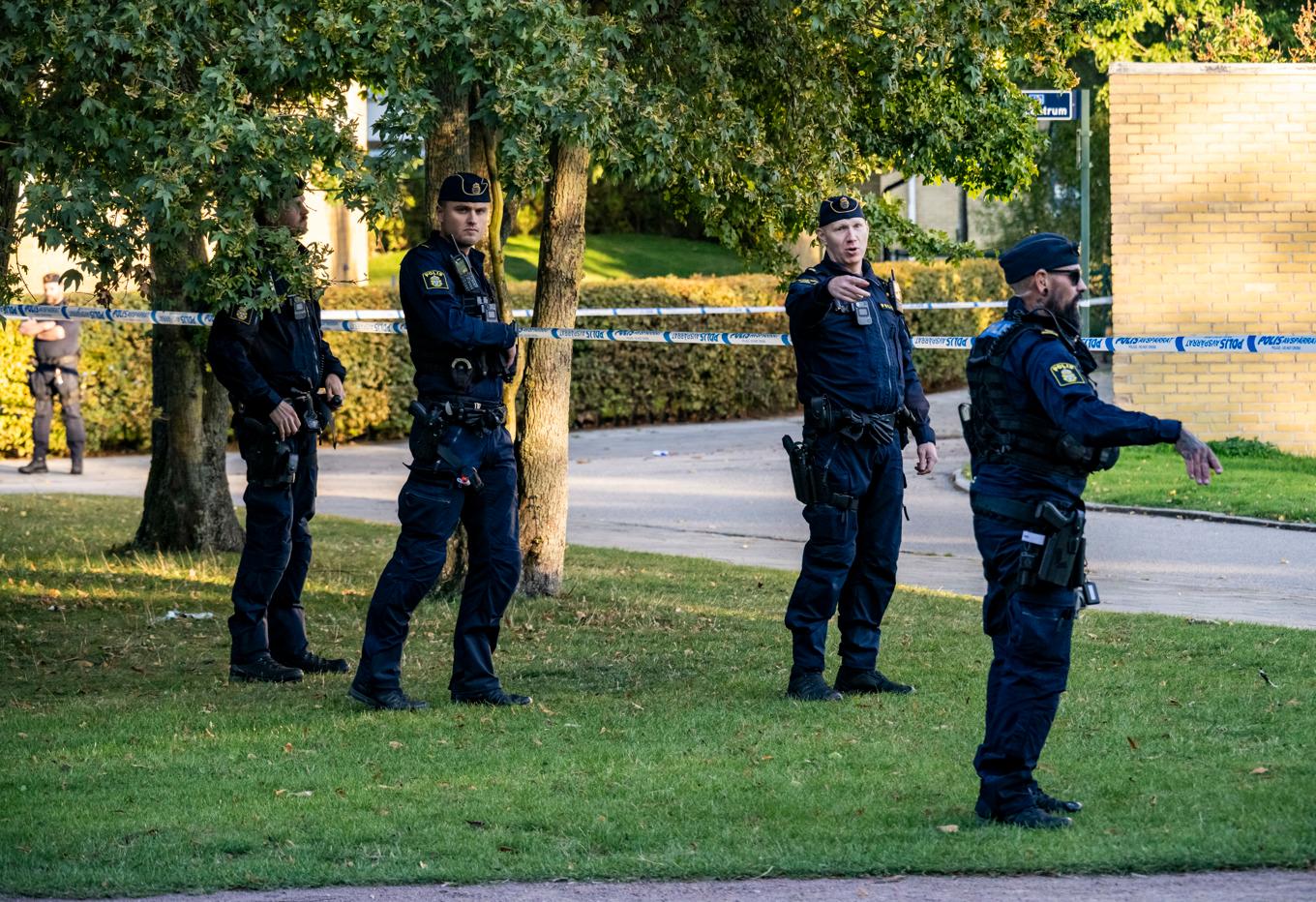Polis på plats på Borgmästaregården i Malmö efter ett misstänkt mordförsök på fredagseftermiddagen. Foto: Johan Nilsson/TT