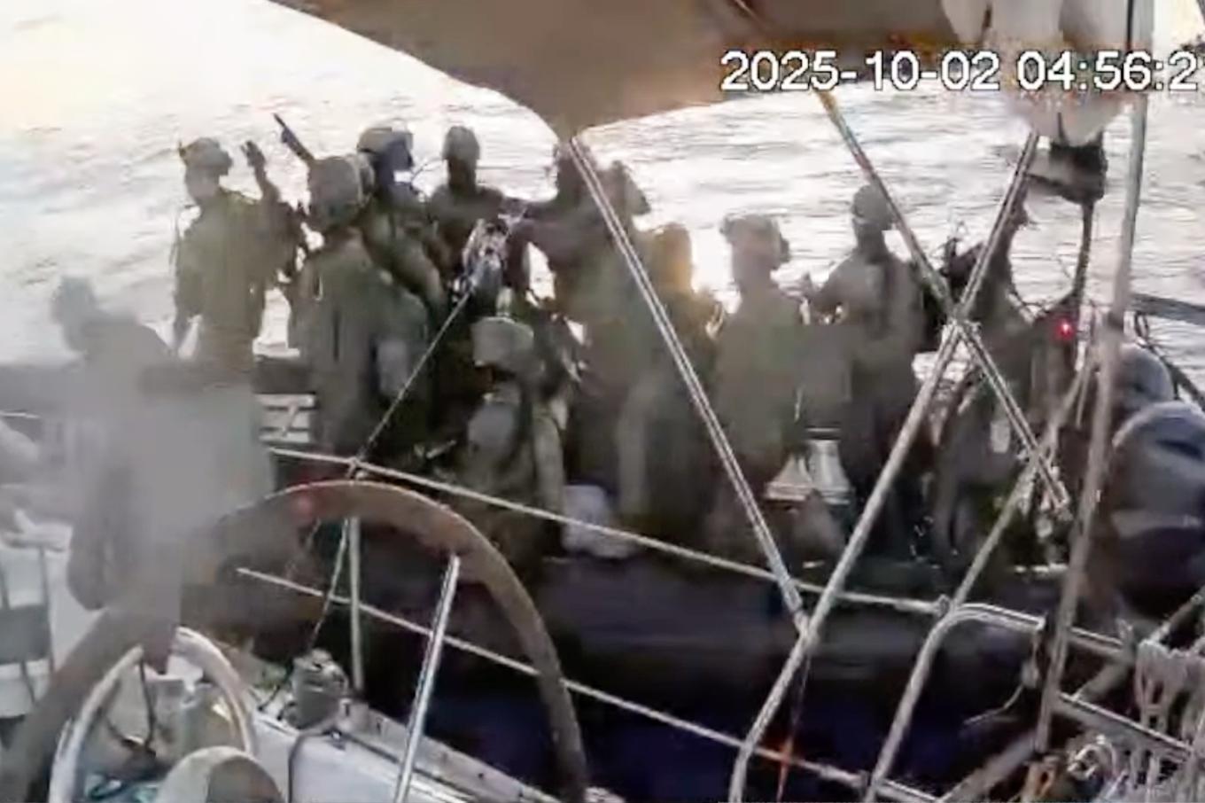 Bilden kommer från en video från Global Sumud Flottila som visar israeliska marinsoldat som bordar en av båtarna under torsdagen. Foto: Global Sumud Flottila via AP/TT