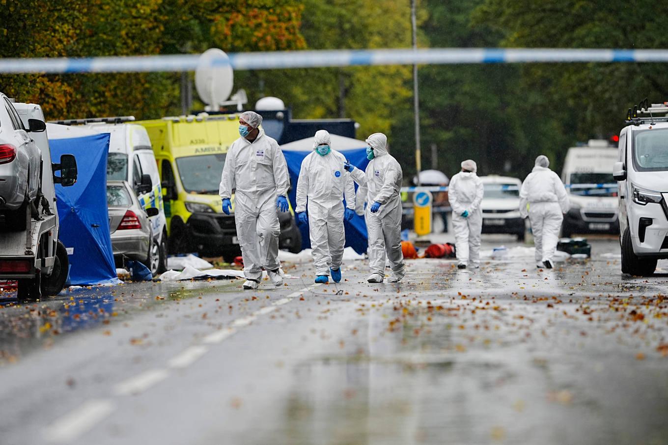 Utredare på brottsplatsen i Manchester. Foto: Peter Byrne/AP/TT