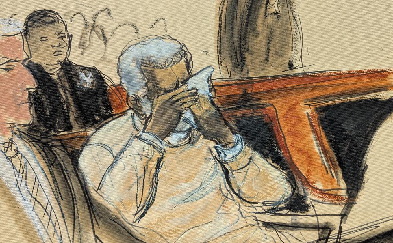 Sean "Diddy" Combs brister ut i gråt efter att försvaret spelat upp en video om hans familjeliv, karriär och filantropi för domstolen på Manhattan. Foto: Elizabeth Williams/AP/TT