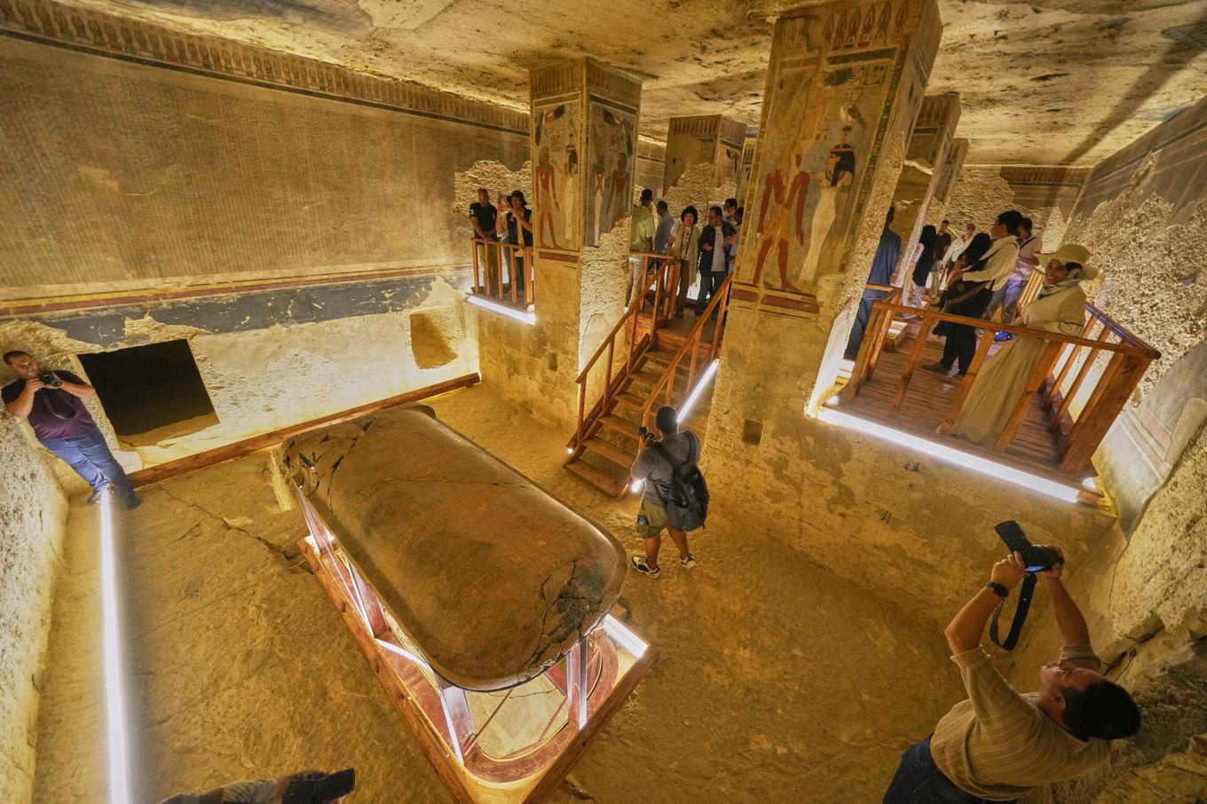 Besökare i farao Amenhotep III:s gravkammare då den öppnade för allmänheten under lördagen. Foto: Amr Nabil/AP/TT