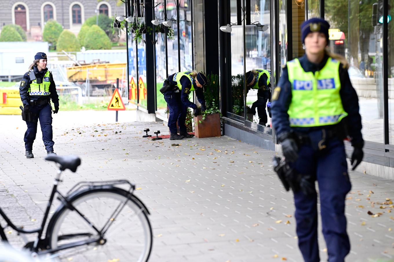 Poliser söker av i området runt brottsplatsen. Sex personer har skadats i en skottlossning i centrala Gävle natten mot lördag. Foto: Jonas Ekströmer/TT