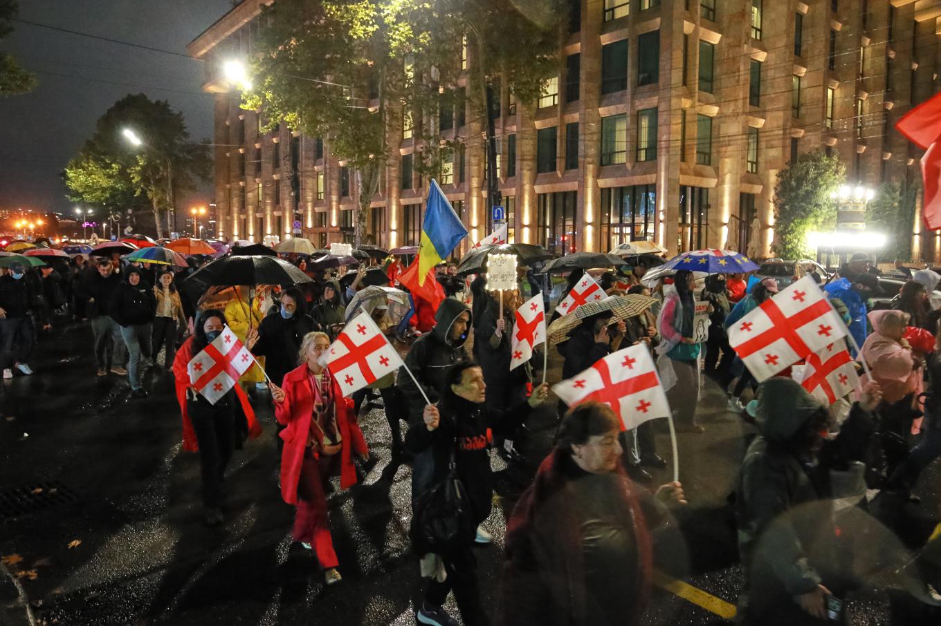 Protester mot Georgiens ryskvänliga regering i huvudstaden Tbilisi i veckan. Foto: Zurab Tsertsvadze/AP/TT