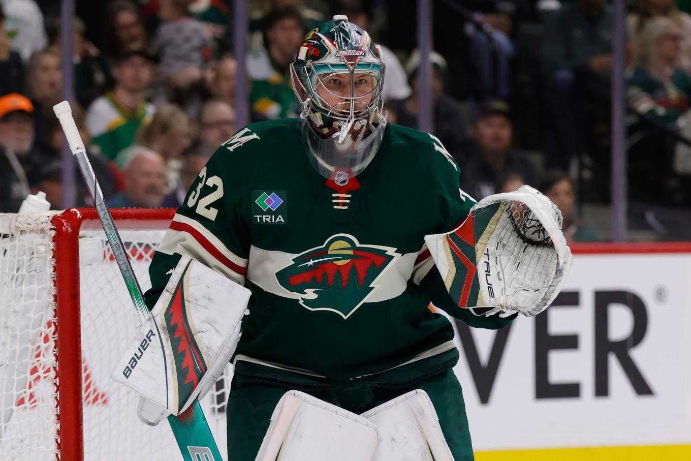 Minnesotas svenske målvakt Filip Gustavsson har skrivit på ett nytt femårskontrakt. Foto: Bailey Hillesheim/AP/TT