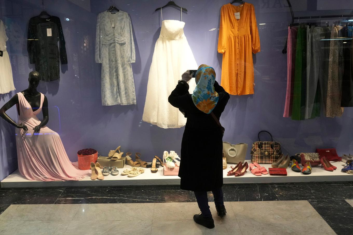 En kvinna fönstershoppar i Teheran i juni 2022. Foto: Vahid Salemi/AP/TT