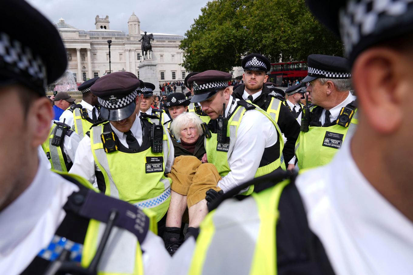 Polis avlägsnar en propalestinsk demonstrant på Trafalgar Square i London på lördagen. Foto: Maja Smiejkowska/PA via AP/TT