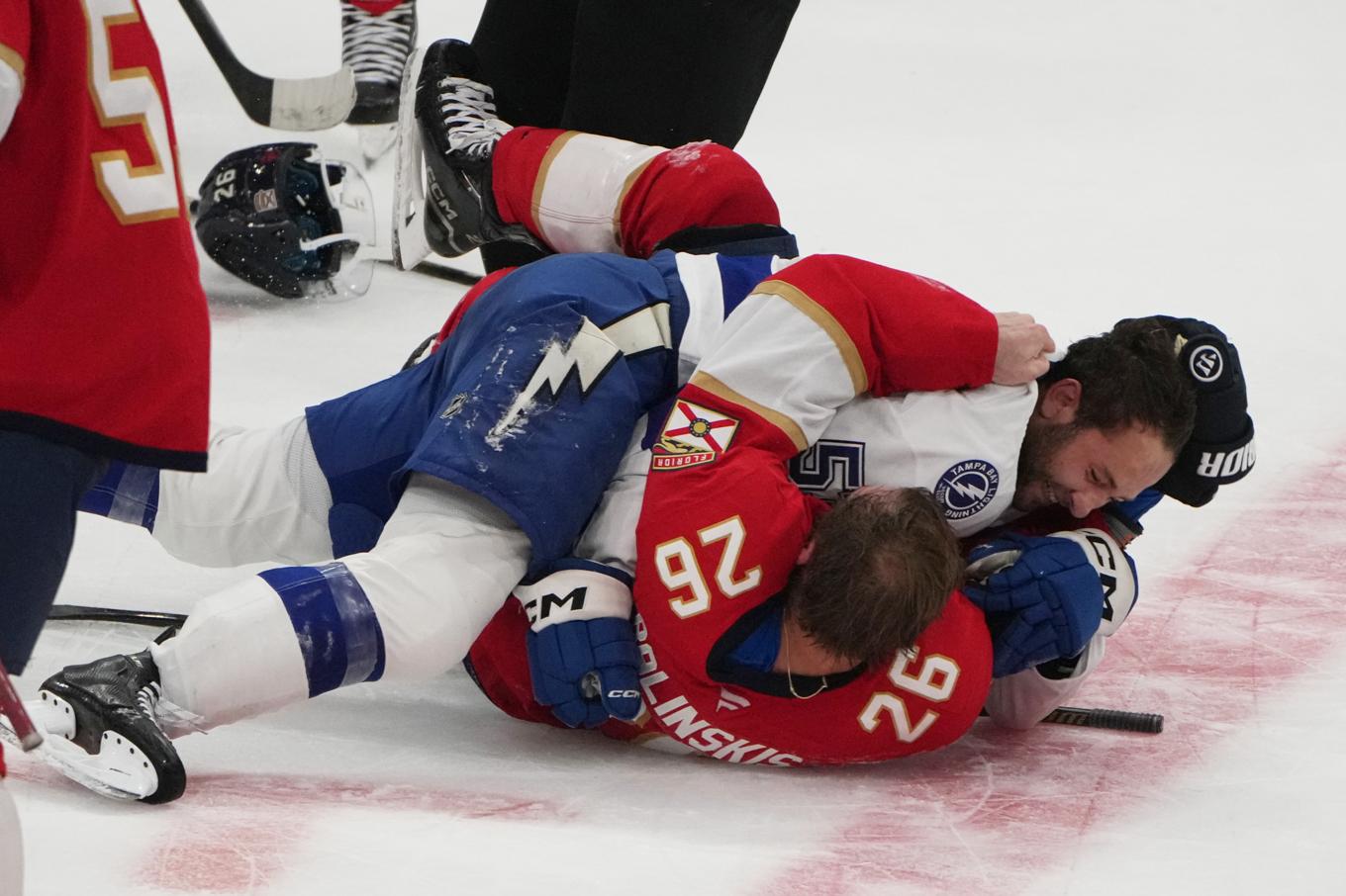 Floridas Uvis Balinskis och Tampa Bays Dylan Duke i en av många skärmytslingare under matchen. Foto: Lynne Sladky/AP/TT