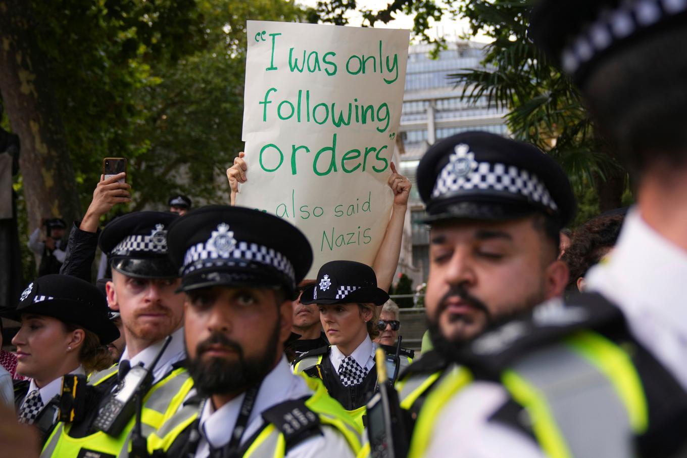 Polisen har den senaste tiden gjort hundratals gripanden vid demonstrationer till stöd för bannlysta gruppen Palestine Action. Här en protest i London den 6 september. Foto: Joanna Chan/AP/TT