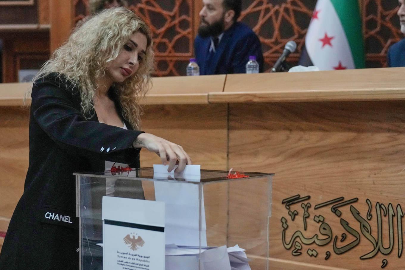 Reem Kahila, kandidat för den syriska alawitiska minoriteten, lägger sin röst i kuststaden Latakia. Foto: Hussein Malla/AP/TT