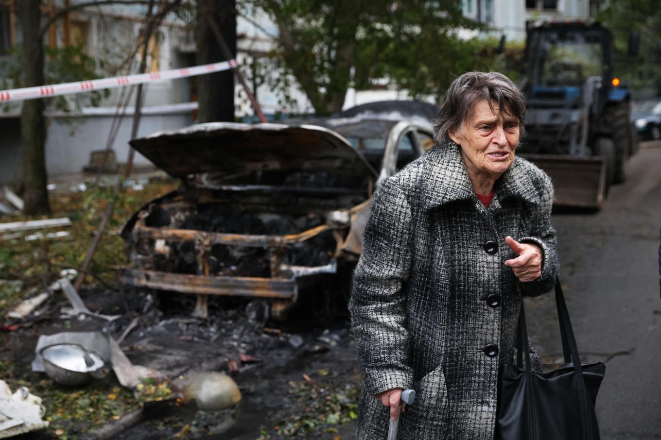 En kvinna invid förödelsen efter nattens dödliga ryska attack mot Zaporizjzja. Foto: Kateryna Klochko/AP/TT