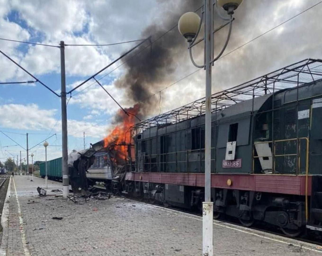 Ett persontåg i lågor efter ett ryskt anfall mot en tågstation i Sumyregionen på lördagen. Foto: Ukrainas järnväg via AP/TT