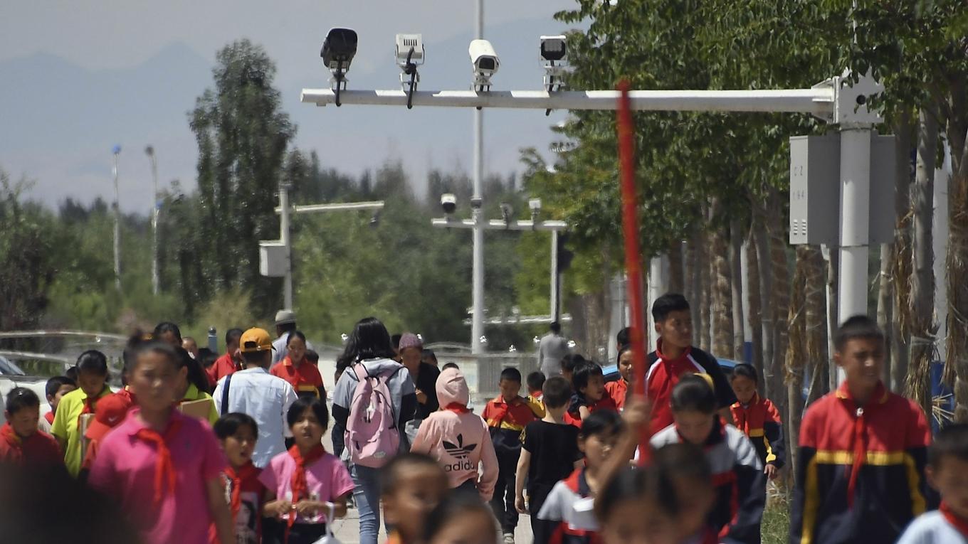 Övervakningskameror i Akto i Xinjiangregionen i västra Kina. Xinjiang är en plats som setts som ett laboratorium för den kinesiska regimens utveckling av teknik för att bland annat kontrollera och censurera internet. Foto: Greg Baker/AFP via Getty Images