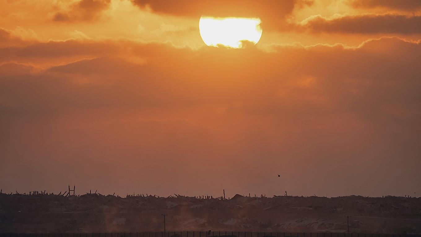 Solen går ner vid gränsen mellan Israel och Gazaremsan. Foto: Maya Levin/AFP via Getty Images