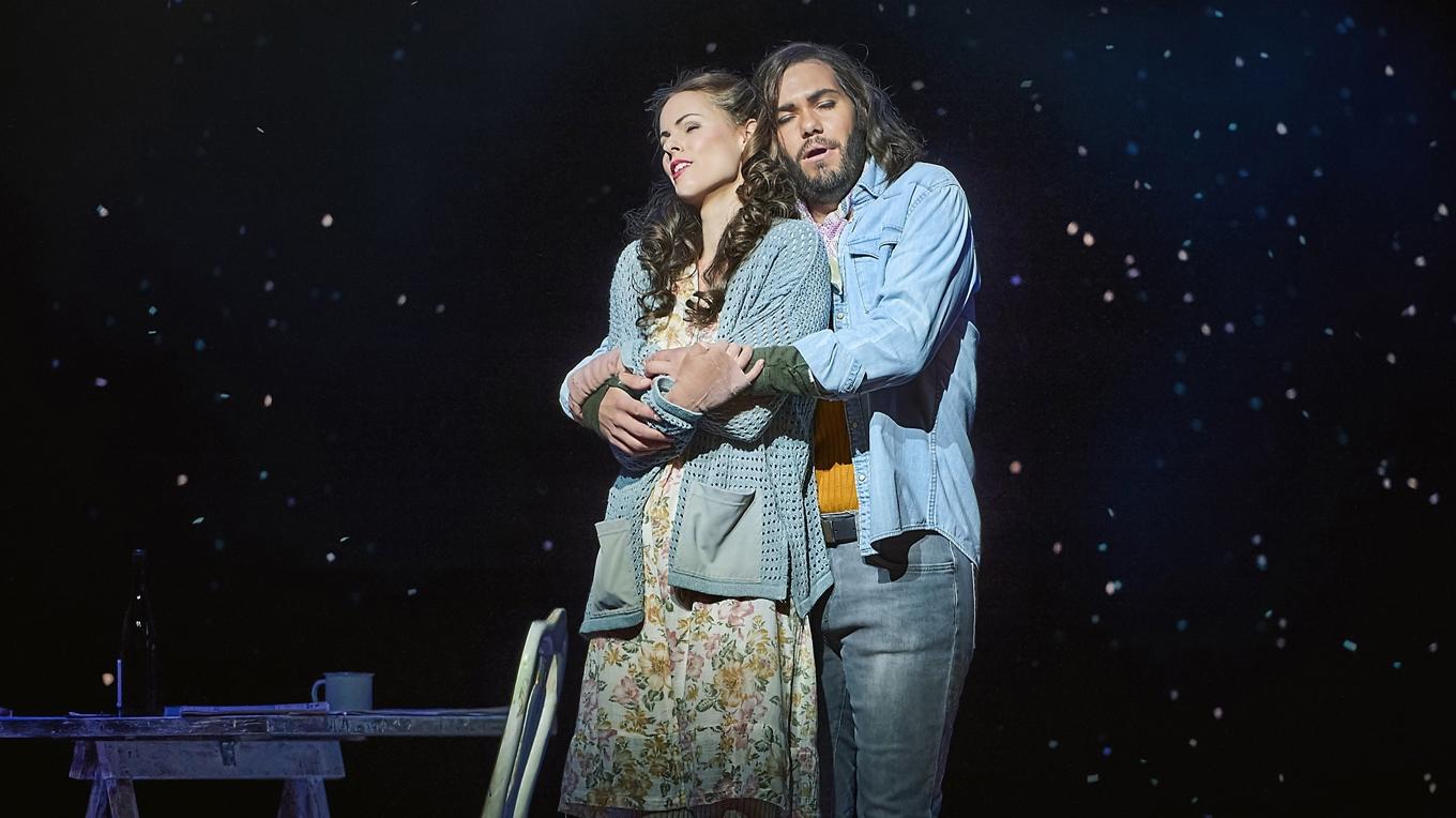Publiken får åter följa det unga paret Rodolfo och Mimis korta kärleksresa på Göteborgsoperan. Här syns Ida Falk Winland och Thomas Atkins från ett tidigare framförande. Foto: Göteborgsoperan