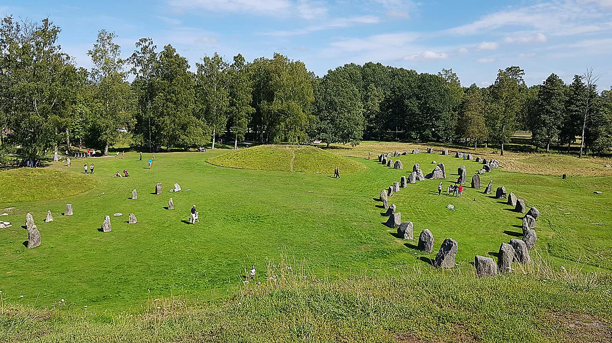 Skeppssättningarna i fornlämningsområdet Anundshög utanför Västerås. Foto: Ingela Lindestad