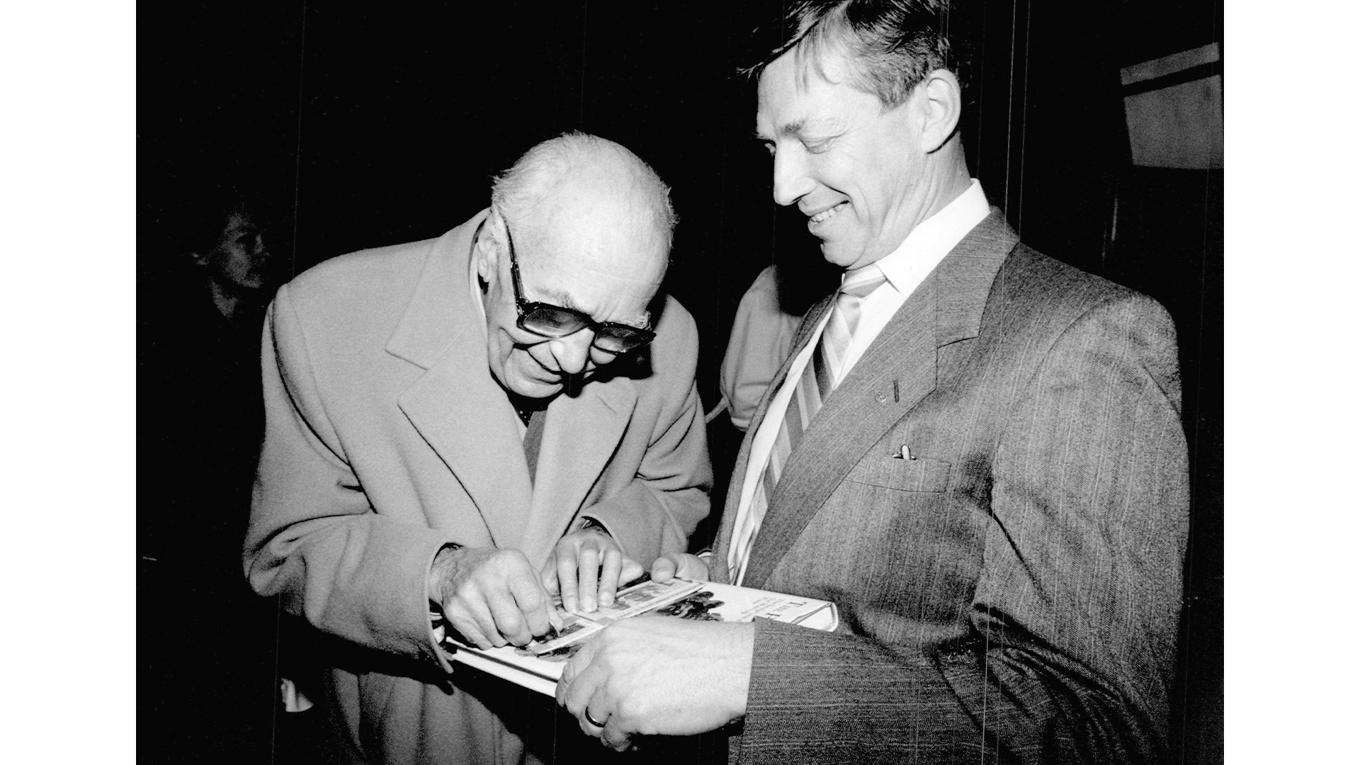 Prins Bertil köpte och skrapade den första lotten i Penninglotteriets nya Vasalotteri den 2 november 1987. Vasamuseets chef Lars-Åke Kvarning hjälpte till med underlag. Foto: SVD/TT BILD
