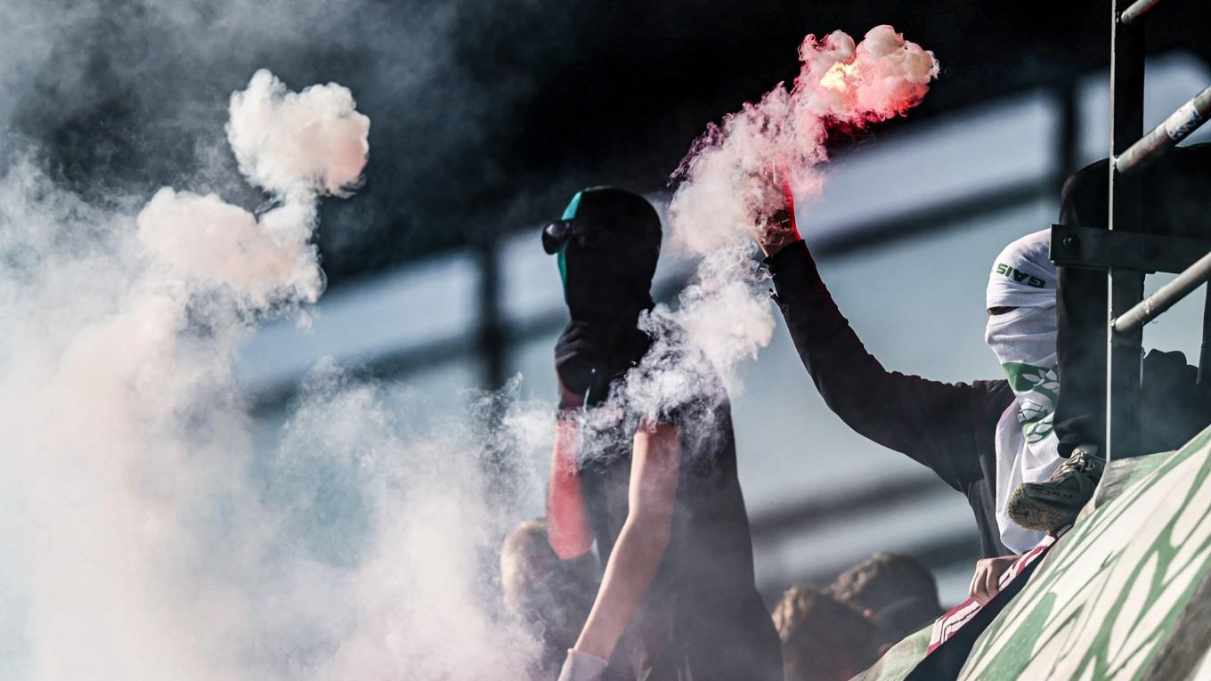 Här står ett par av svensk fotbolls verkliga makthavare. Det menar Epoch Times sportchef Jonas Arnesen som beklagar att polisen backat från beslutet att agera mot lagbrott på läktarna. Bilden från helgens match mellan Gais och Elfsborg. Foto: Björn Larsson Rosvall/TT