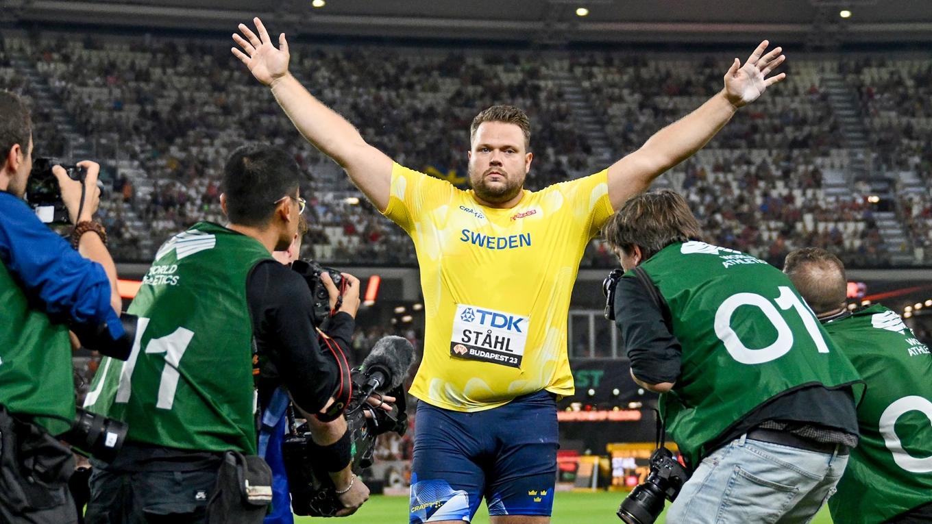 Omsvärmad av fotografer, inför stående ovationer från åskådarna och den gråtande förbundskaptenen Kajsa Bergqvist tycktes Daniel Ståhl oberörd direkt efter sitt guldkast i VM 2023. Men efter ett tag släppte han fram känslorna. Foto: David Ramos
