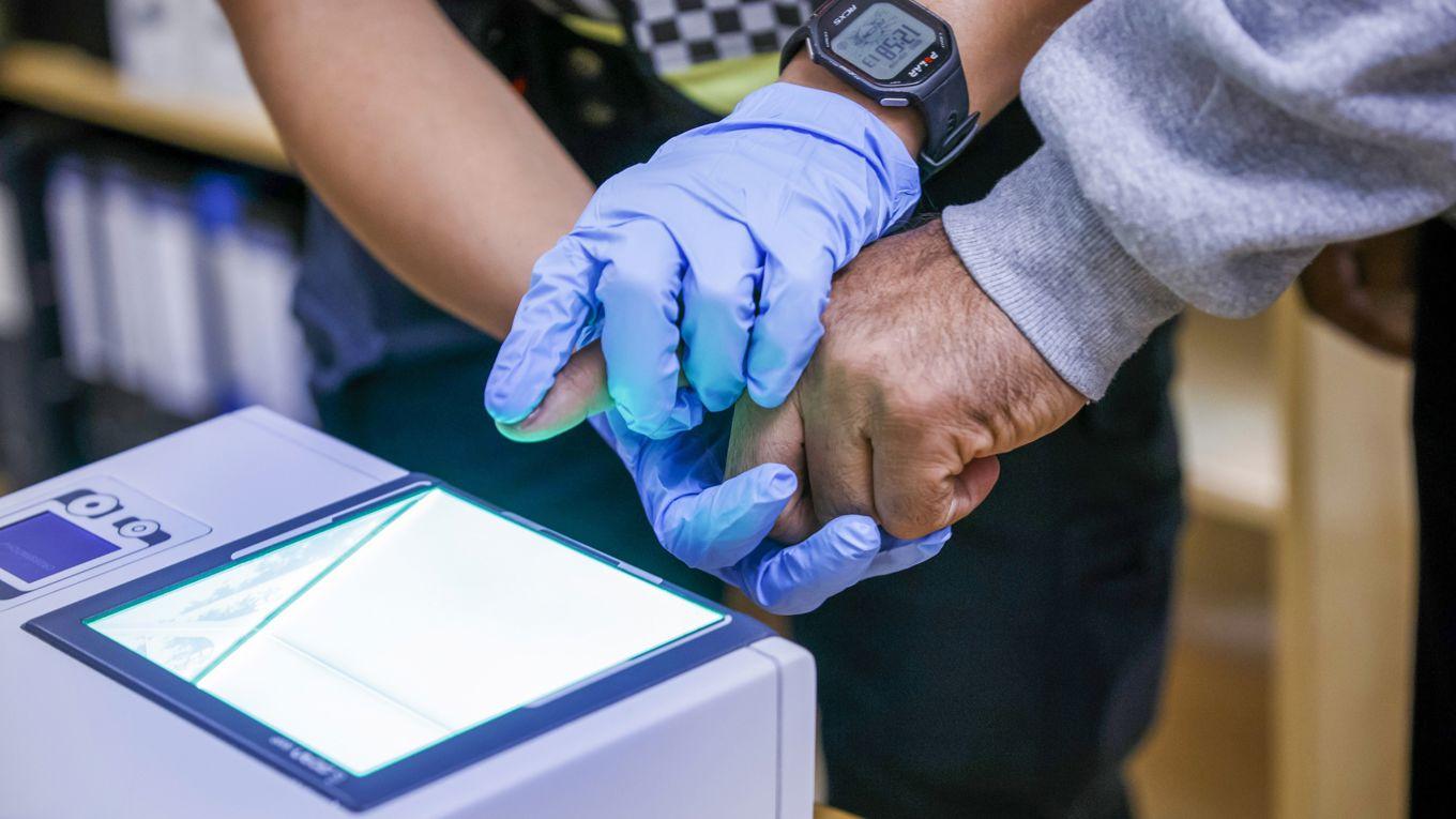 Upptagningen av biometri, alltså både dna och fingeravtryck, har fördubblats sedan nya lagen infördes. Foto: Heiko Junge/NTB/TT