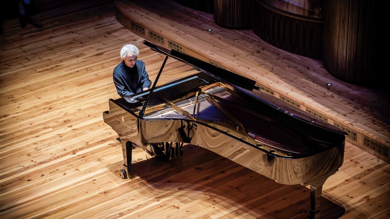 Jean-Efflam Bavouzet invigde Drottning Silvias Konsertsals nya konsertflygel med pianomusik av Haydn, Schumann och Ravel.
Foto: Christopher Hästbacka