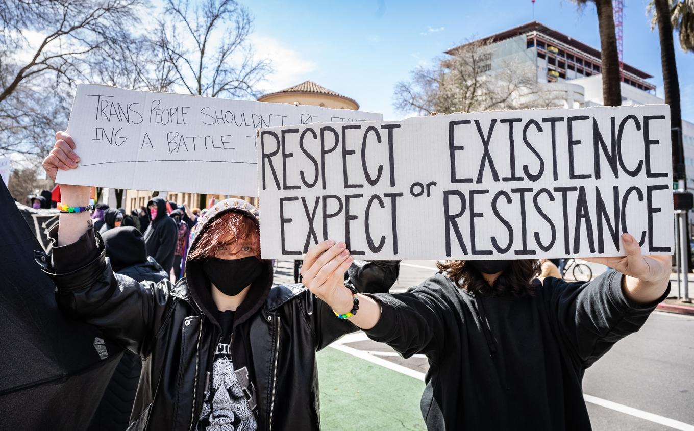 Antifa-aktivister konfronterar journalister i Sacramento, Kalifornien. Foto: John Fredricks