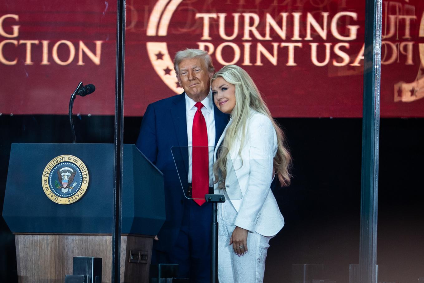 USA:s president Donald Trump och Erika Kirk, Charlie Kirks änka, vid minnesstunden för Charlie Kirk på State Farm Stadium i Glendale, Arizona, den 21 September. Foto: Madalina Kilroy
