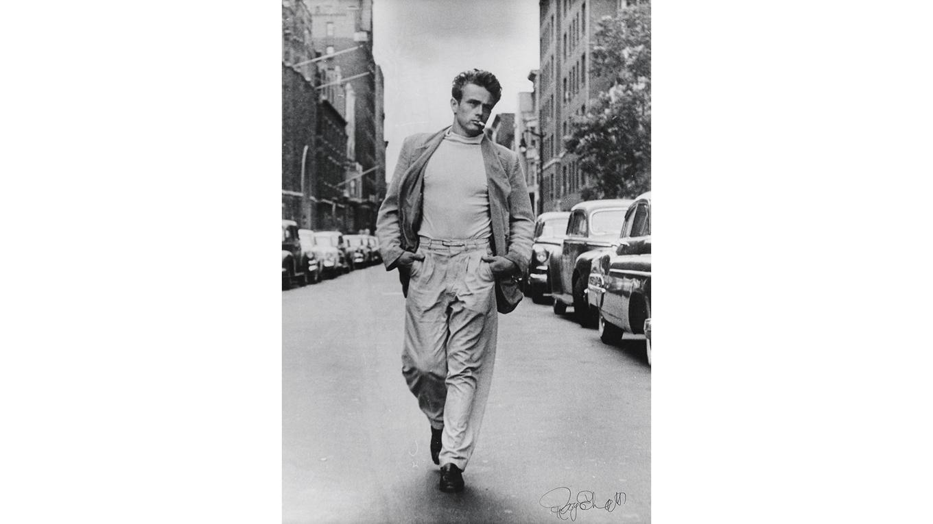 En klassisk bild på en klassisk stjärna. I tisdags var det exakt 70 år sedan ödet slog till med våldsam kraft och James Dean omkom i en bilkrasch. I och med sin bortgång blev 24-åringen en ikon som aldrig går ur bild, eller ur tiden. Foto: RR AUCTION