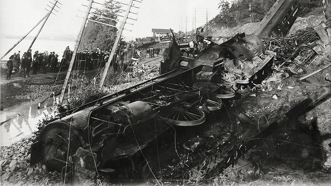 Loket F 1200 efter urspårningen, liggande utbränt på vägen med vagnarna bakom sig. Efter reparationer körde loket vidare i många år i både Sverige och Danmark. Foto: Public Domain