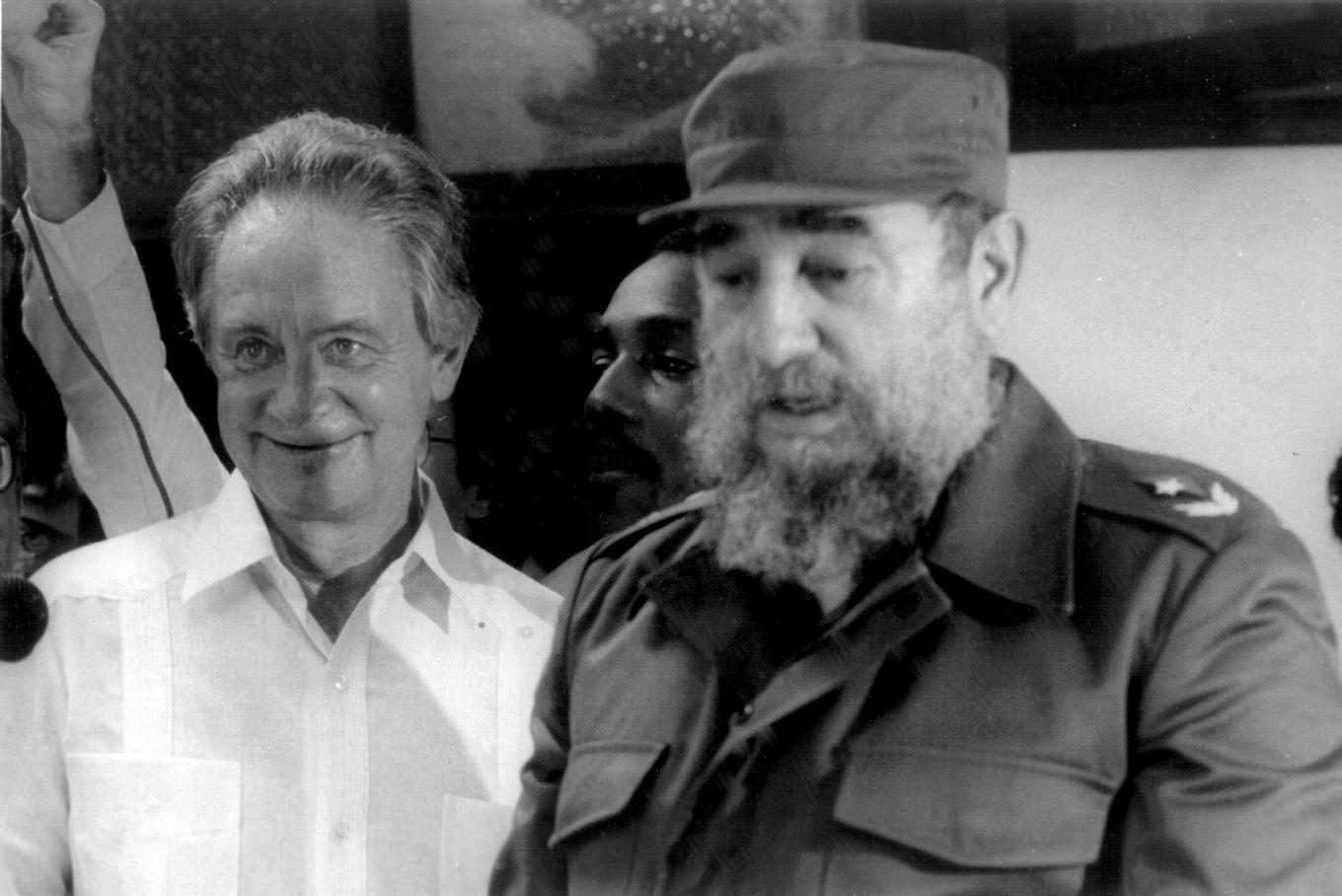 Dåvarande utrikesminister Sten Andersson med den kubanske diktatorn Fidel Castro i Havanna 1987. Foto: Jose Tamargo/AFP via Getty Images.