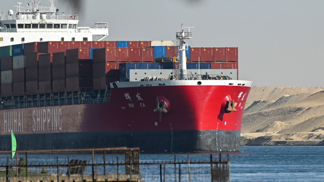 Ett containerfartyg på väg ut på Röda havet, ett av flera problemområden med navigationsstörningar.
Foto: Sayed Hassan/Getty Images