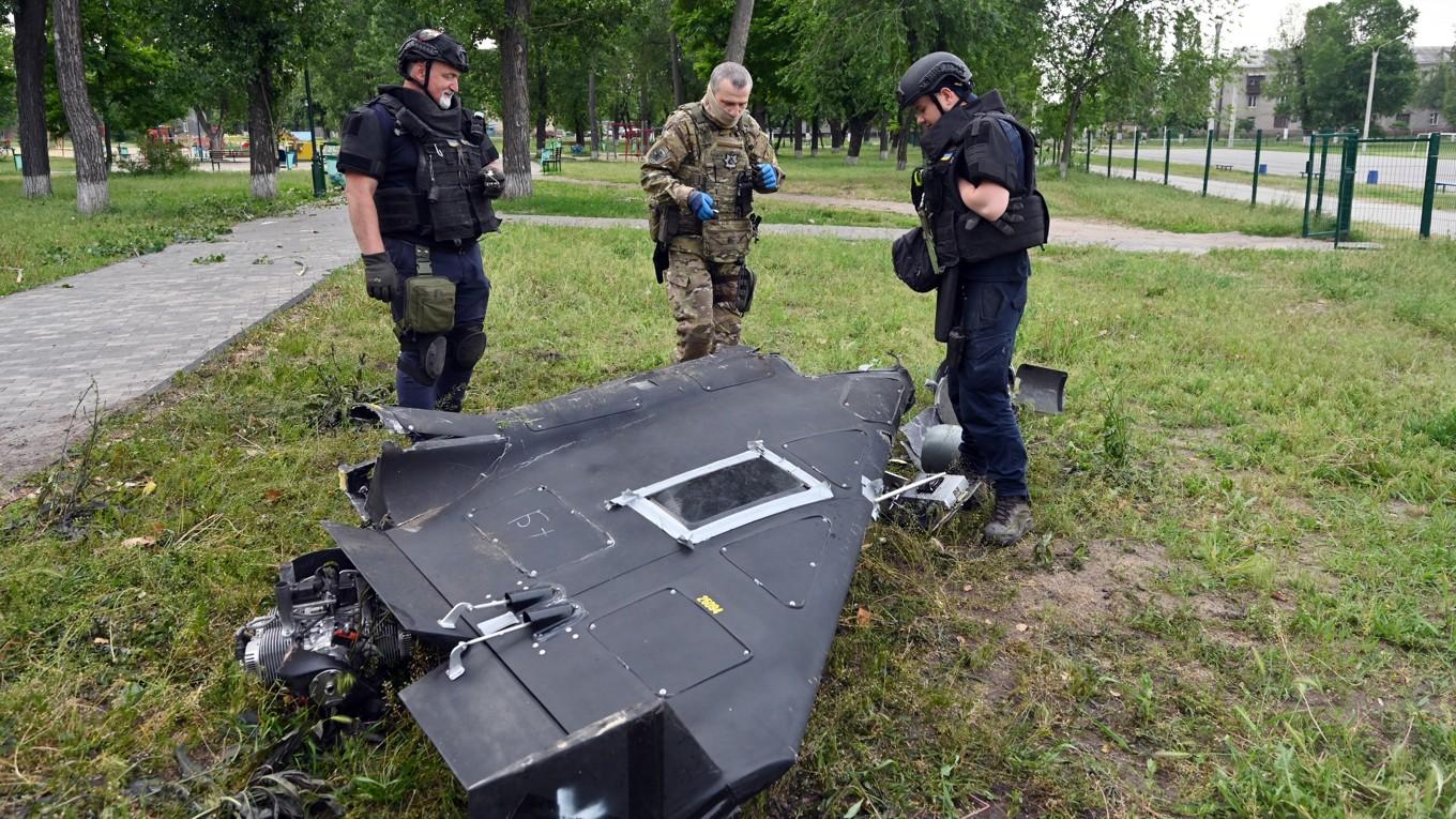 Ukrainska sprängämnesexperter och poliser undersöker delar av en militär drönare av typen Shahed 136 efter en luftattack i Charkiv den 4 juni. Foto: Sergey Bobok/AFP via Getty Images