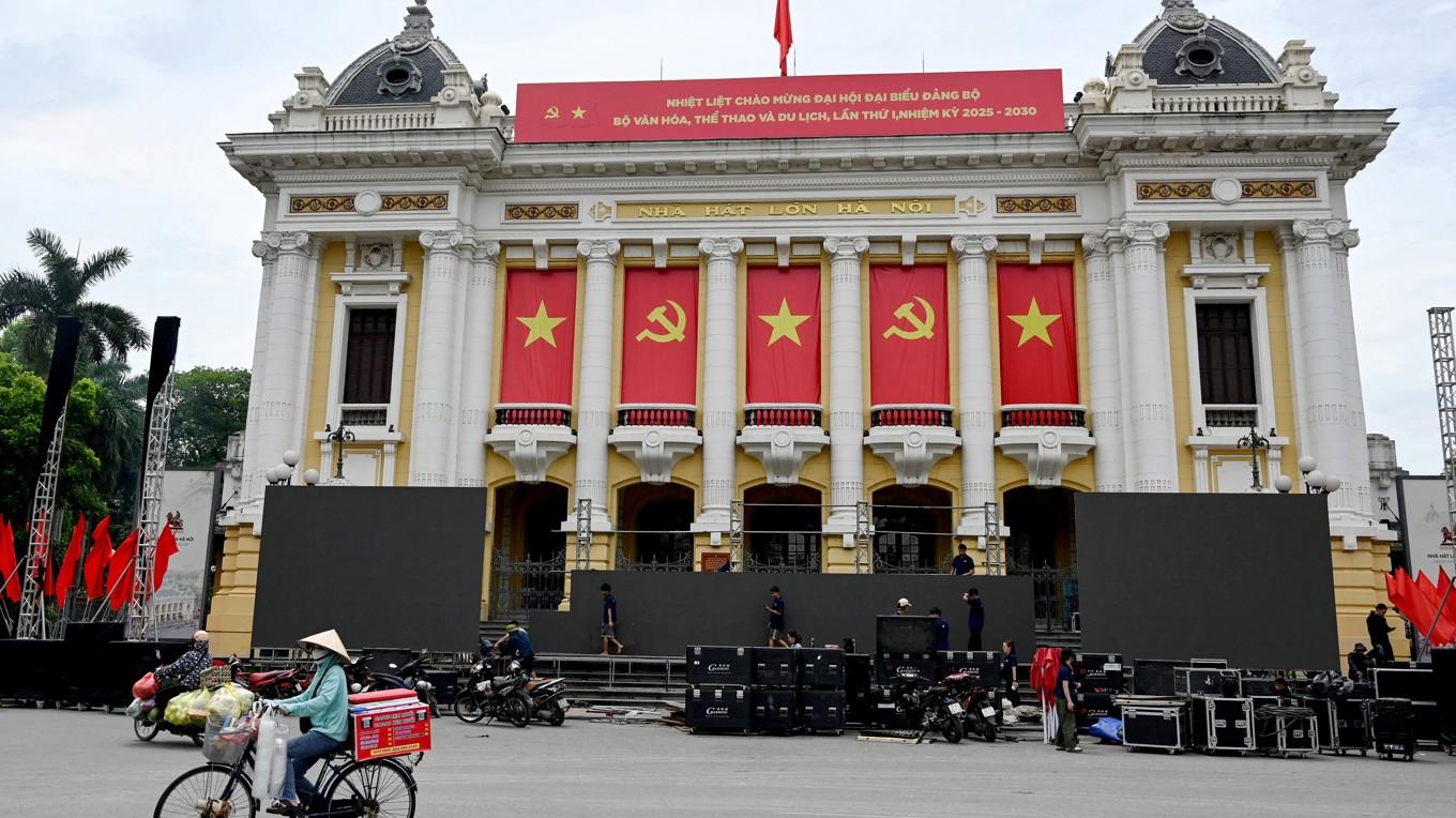 På bilden, som är tagen den 19 juni i år, ser man Hanois operahus dekorerat med vietnamesiska nationalflaggor och flaggor från Vietnams kommunistiska parti. Foto: Nhac Nguyen/AFP via Getty Images