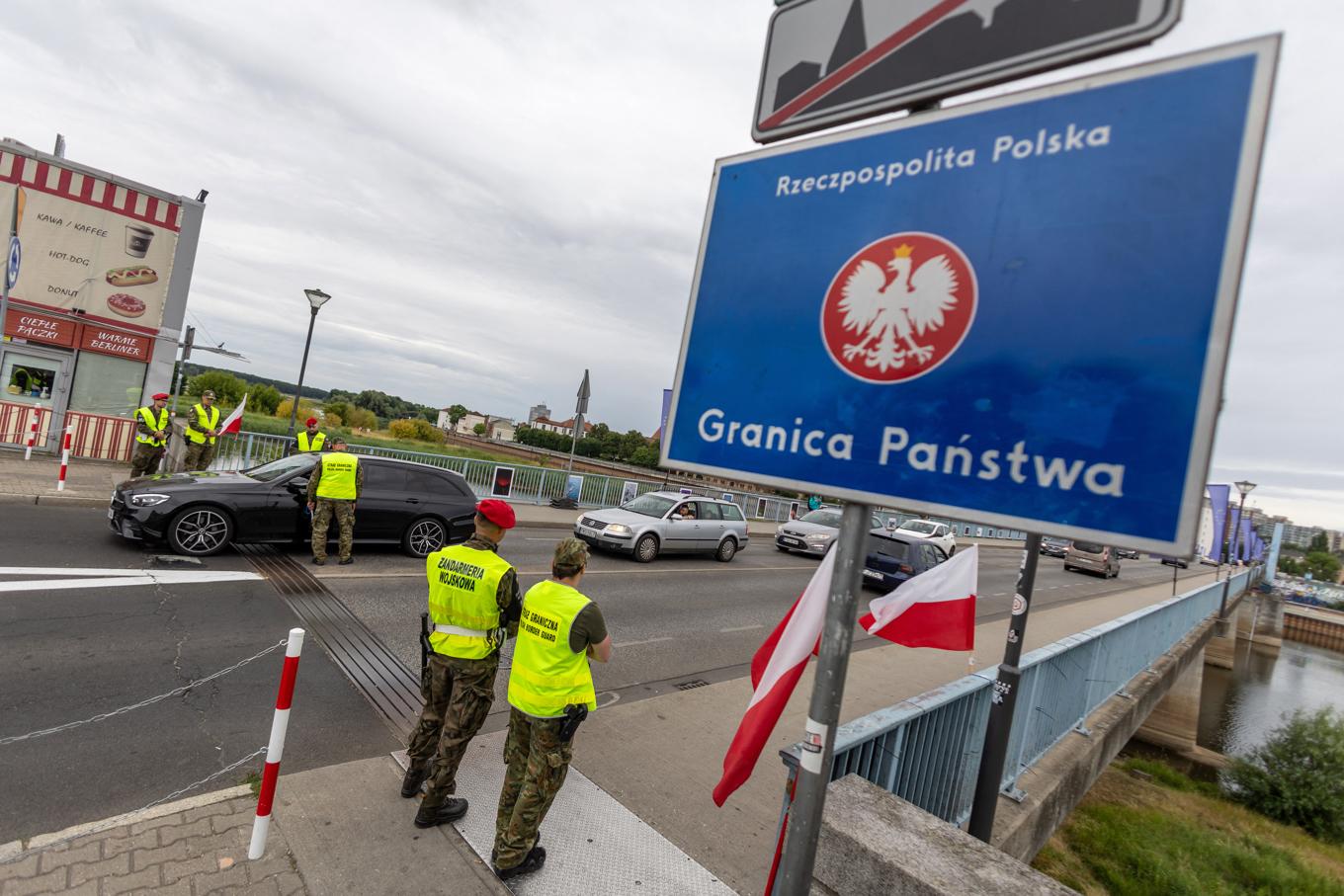 Kontroll vid polsk-tyska gränsen i staden Slubice, i västra Polen. Både Polen och Tyskland har återinfört gränskontroller. Foto: Wojtek Radwanski/AFP via Getty Images