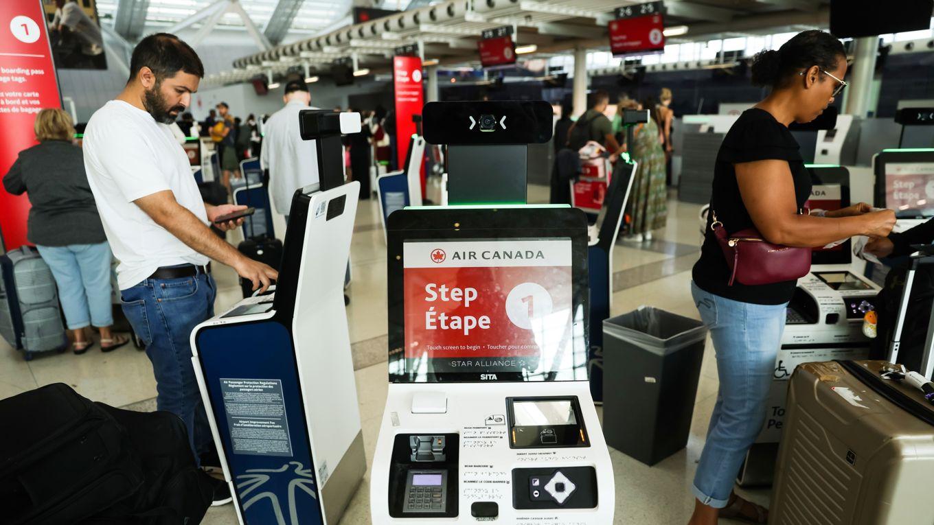 Resenärer på Pearson International Airport i Kanada. Även i Kanada har debatten om landets invandringspolitik tilltagit på senare tid. Foto: Cole Burston/Getty Images
