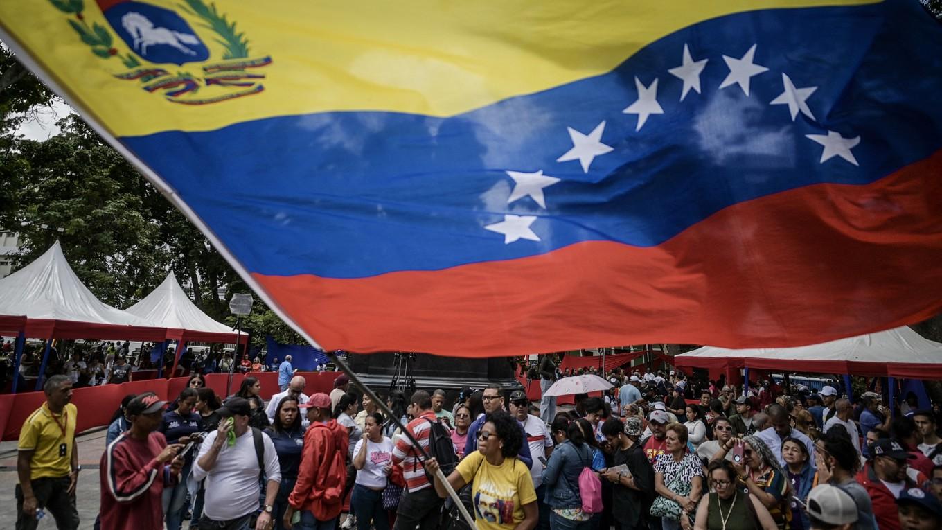 Invånare i Caracas firade på gatorna den 29 augusti presidentens uppmaning att ansluta sig till Venezuelas militära styrkor för att kunna stoppa USA. Foto: Juan Barreto/AFP via Getty Images