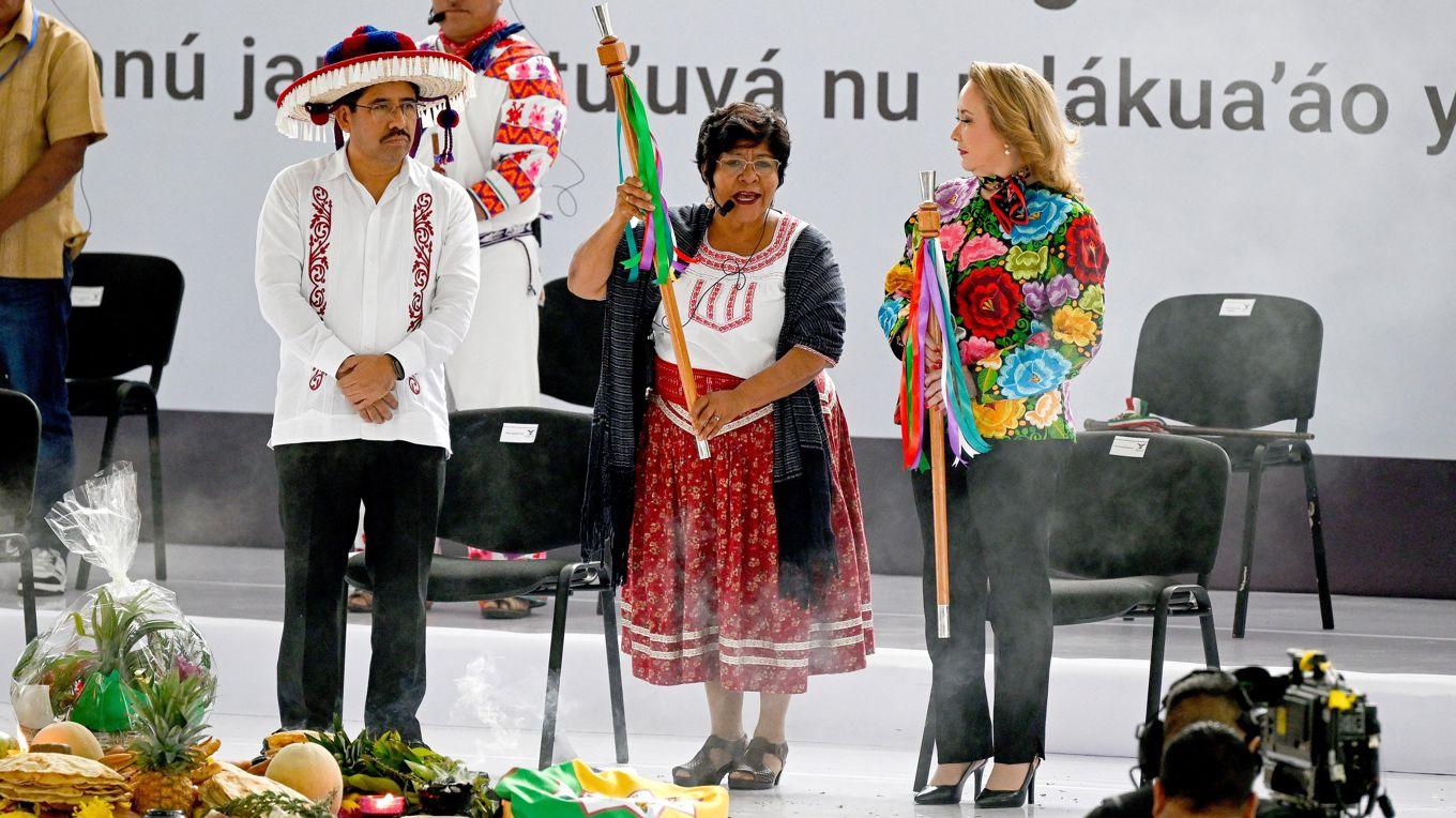 Den nya ordföranden för Högsta domstolen i Mexiko, Hugo Aguilar Ortiz (vänster), domaren Yasmin Esquivel Mossa (höger), deltar 
i en ceremoni den 1 september. Foto: Alfredo Estrella/AFP via Getty Images