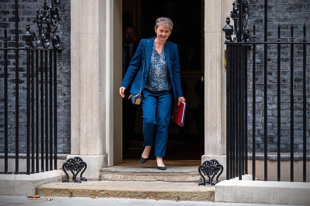 Storbritanniens inrikesminister Yvette Cooperlämnar 10 Downing Street i London efter ett möte. Foto: Carl Court/Getty Images